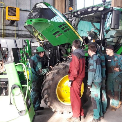 Fotodokumentace z instruktážního seznámení traktoru John Deere pod vedením Martina Kopřivy