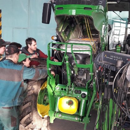Fotodokumentace z instruktážního seznámení traktoru John Deere pod vedením Martina Kopřivy